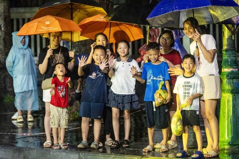 “Biển người” đội mưa hòa mình vào lễ hội Carnival đường phố quy mô nhất xứ Nghệ